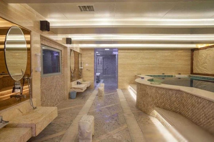 在哈尔滨市中心的一家洗浴中心晚上11点还保持着高人气...